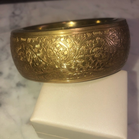 vtg Big Brass Floral Flower Eteched Engraved Wide Chunky Bangle 1.2” 8” Inside - Picture 3 of 8